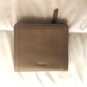 **NEW** Fossil Women's Small Bifold Wallet, Taupe